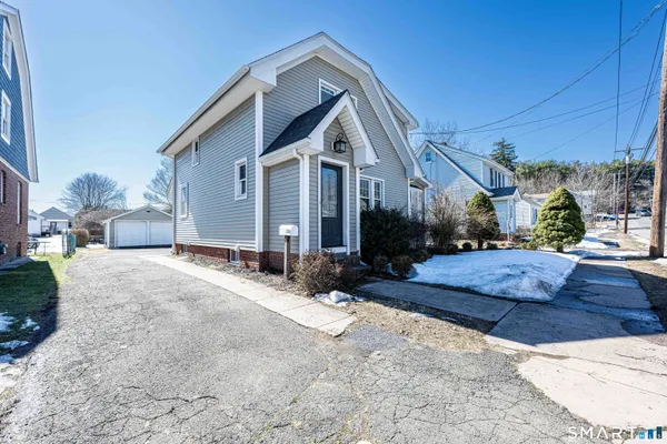 $2,900 | 186 School Street, Hamden, CT 06518