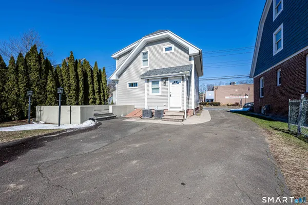 $2,900 | 186 School Street, Hamden, CT 06518