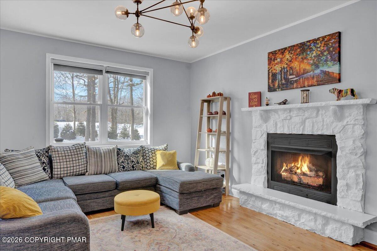3223 Willow Grove Road Pocono Summit, PA 18346 - Photo 16 of 34 Living Room