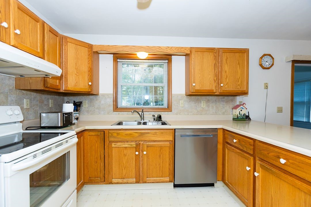 15 Betony Road Narragansett, RI 02874 - Photo 4 of 26 Kitchen