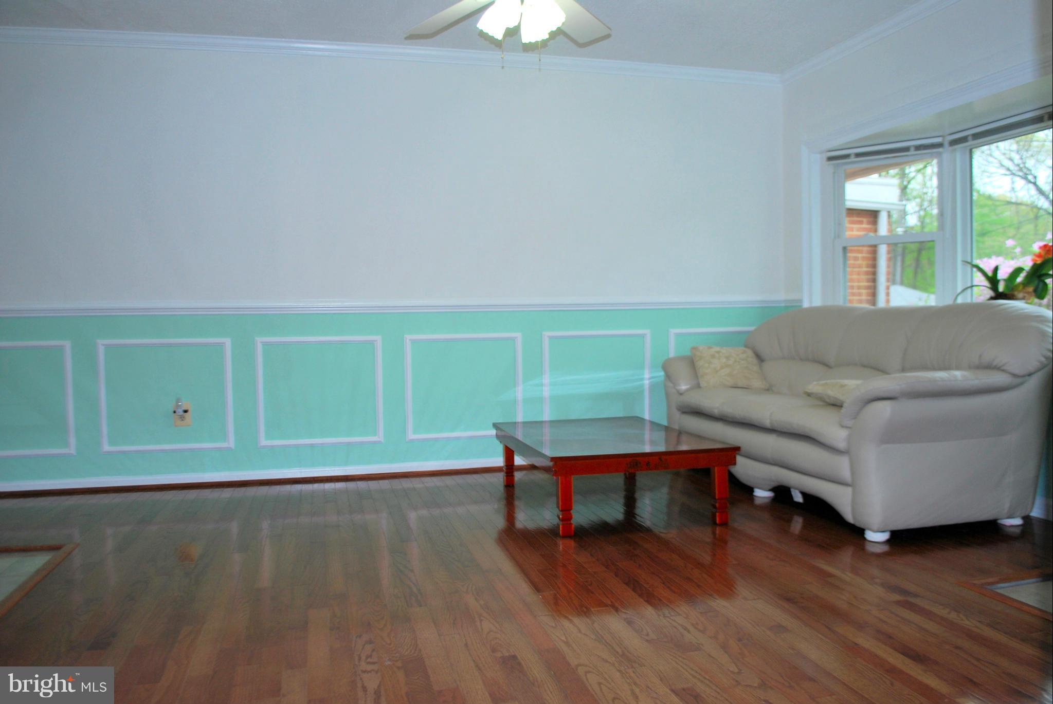5536 Belfast Place Springfield, VA 22151 - Photo 11 of 30 Living Room