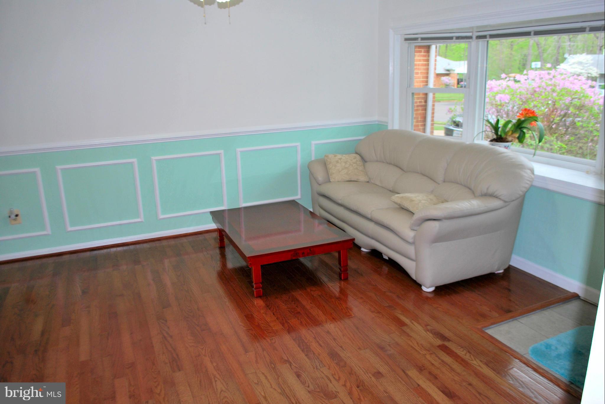 5536 Belfast Place Springfield, VA 22151 - Photo 12 of 30 Living Room
