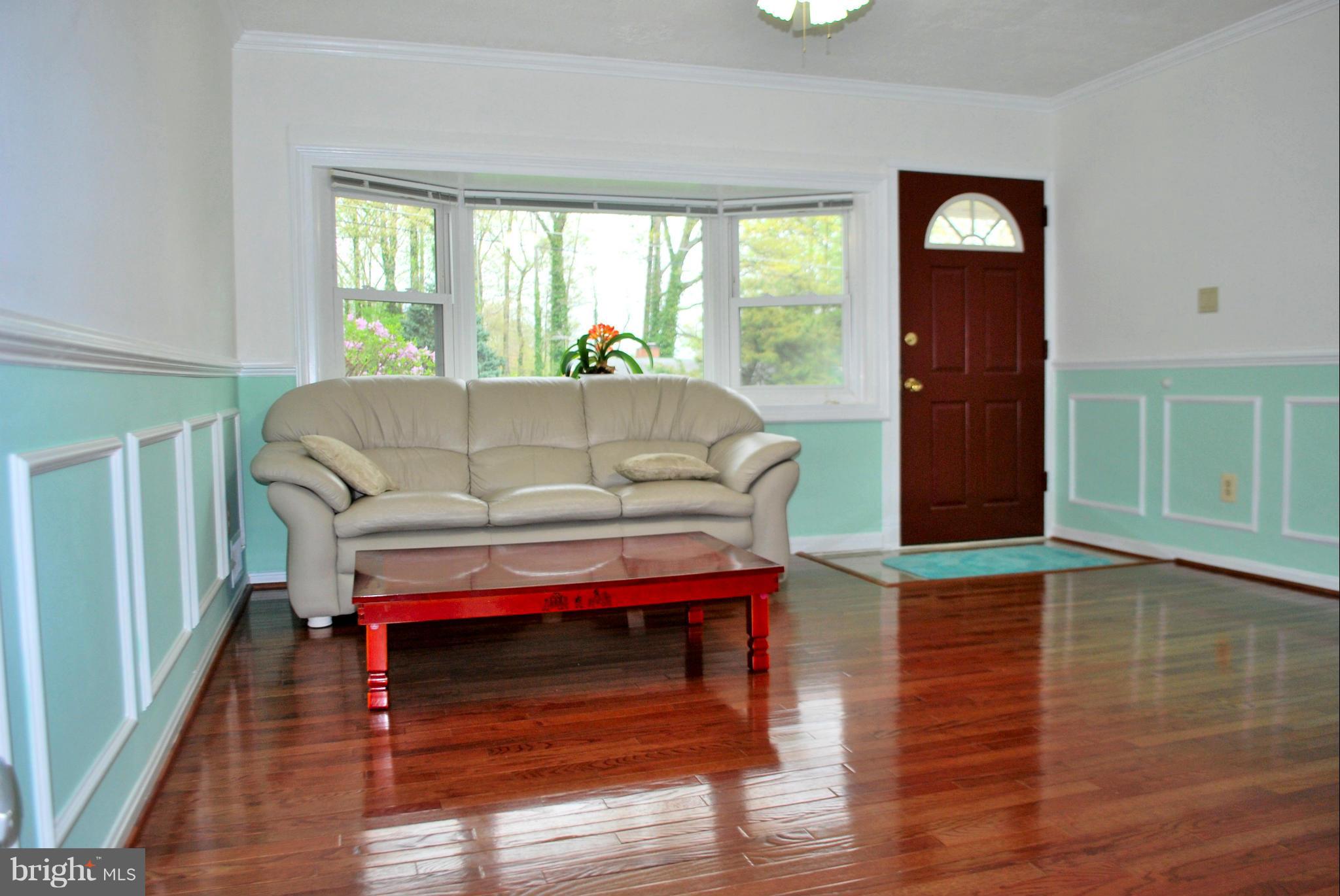 5536 Belfast Place Springfield, VA 22151 - Photo 13 of 30 Living Room w/Bay Window