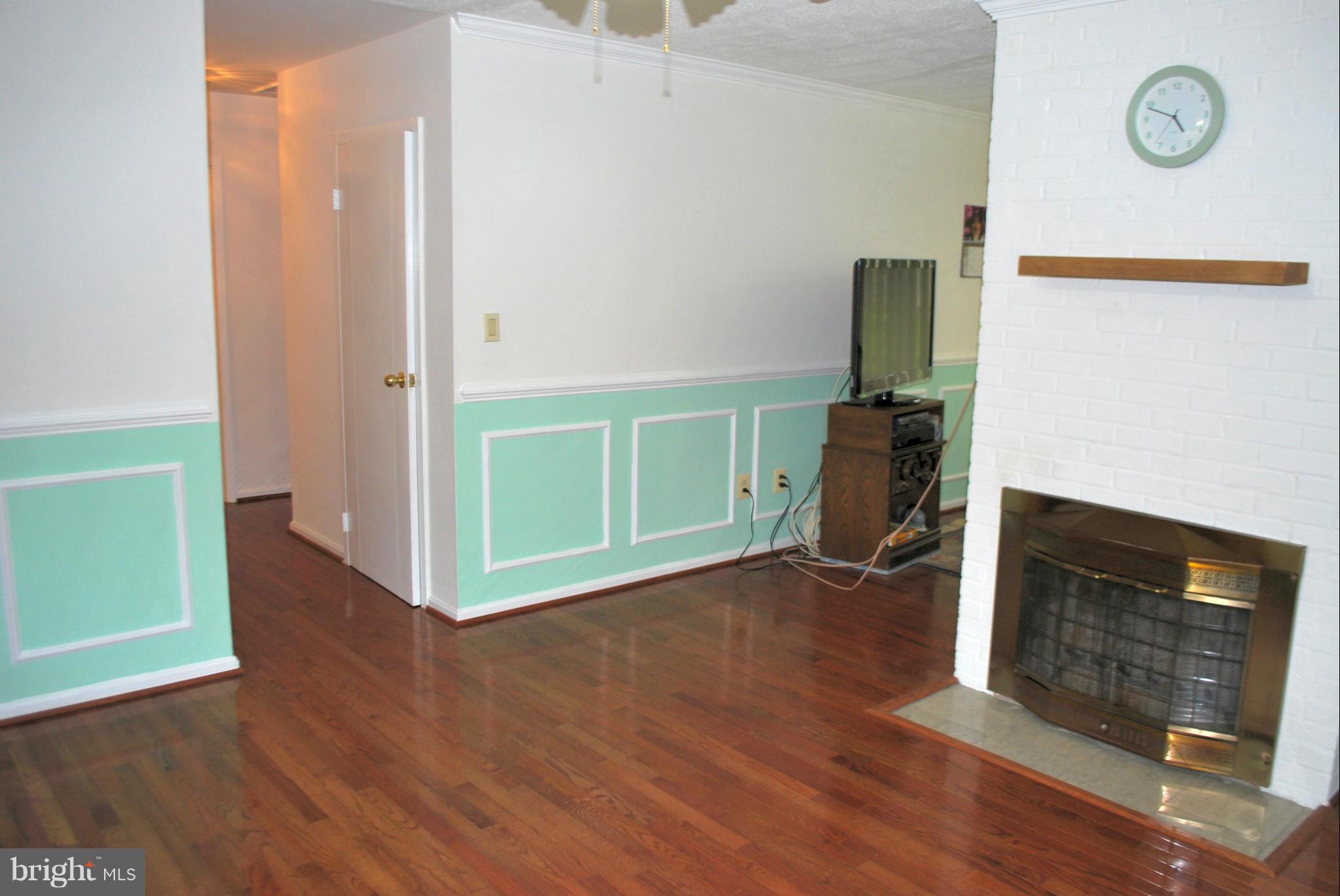 5536 Belfast Place Springfield, VA 22151 - Photo 21 of 30 Living Room