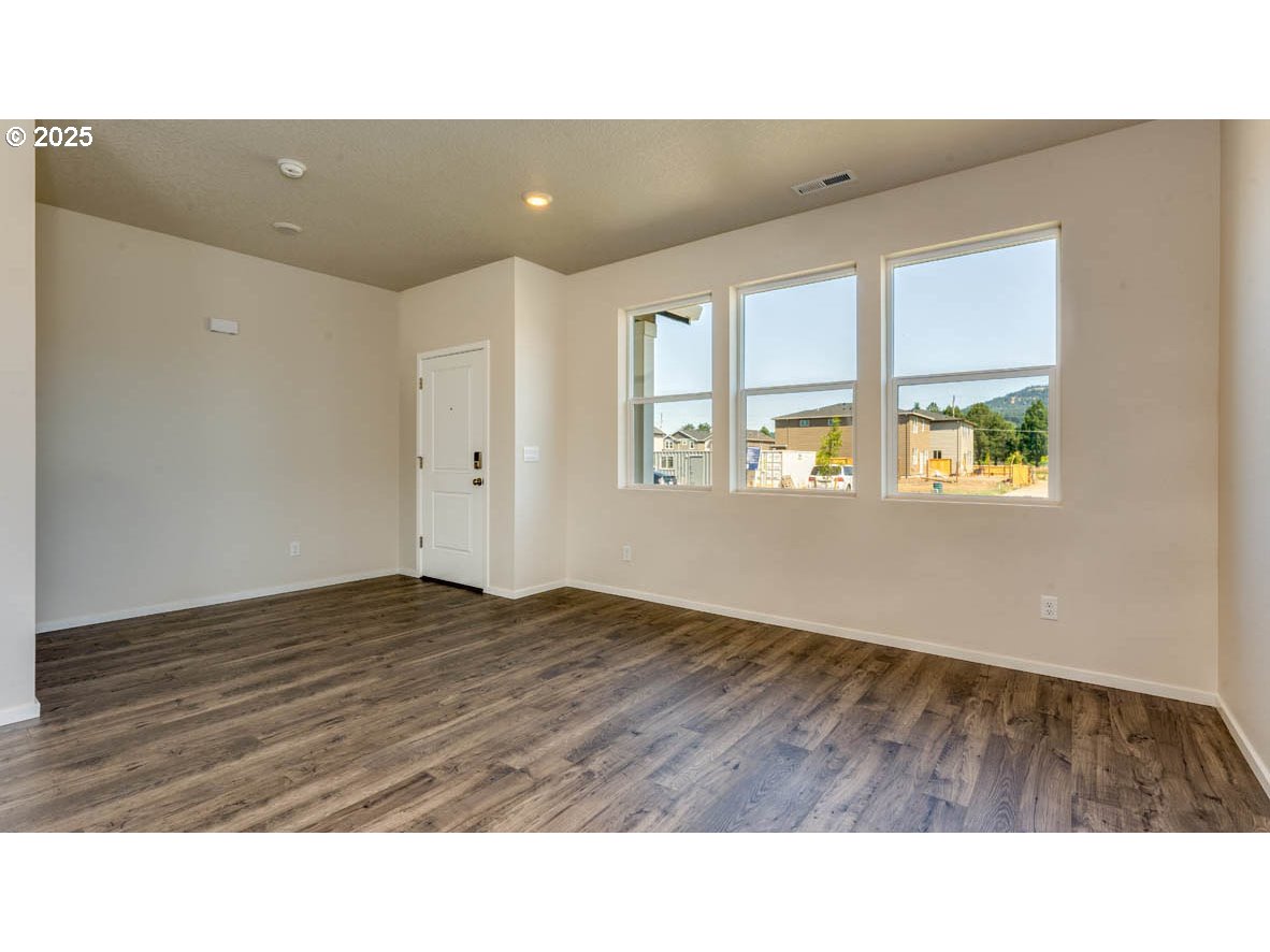 2873 V Street Springfield, OR 97477 - Photo 2 of 22