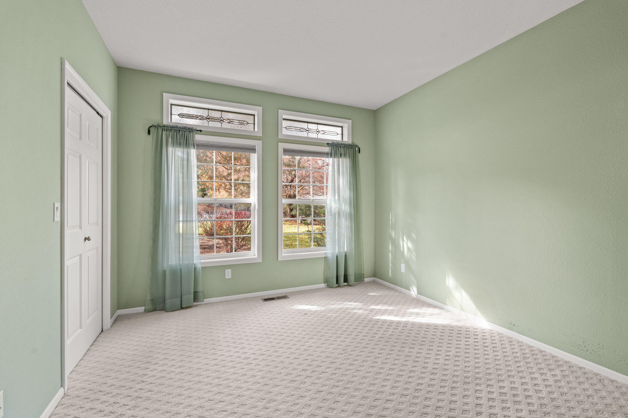 61504 Southeast Hill Ridge Road Bend, OR 97702 - Photo 38 of 70 a view of an empty room with a window
