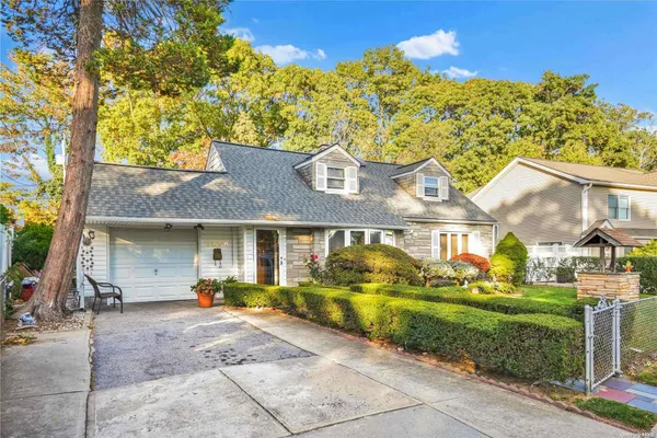 $750,000 | 1260 Bretton Road, Valley Stream, NY 11580