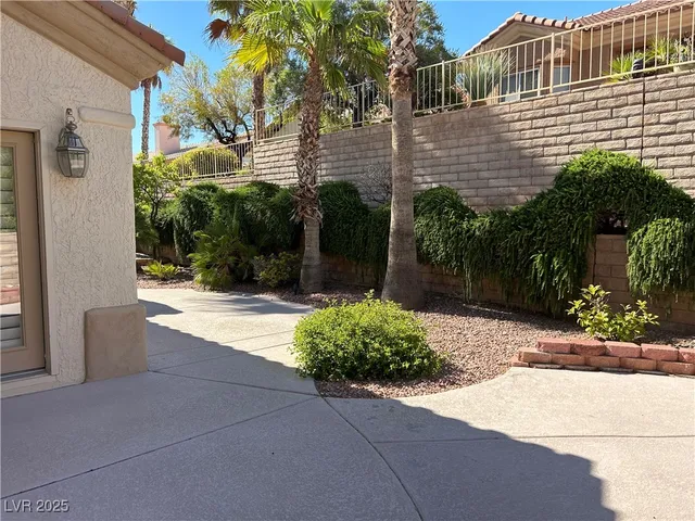 $2,350 | 10041 Woodhouse Drive, Las Vegas, NV 89134