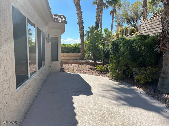 $2,350 | 10041 Woodhouse Drive, Las Vegas, NV 89134