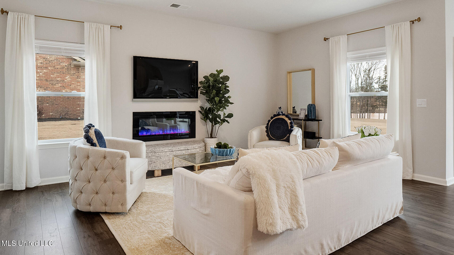 97 Pickwick Place Byhalia, MS 38611 - Photo 4 of 14 2_TN_Memphis_Lacombe_Living-Room