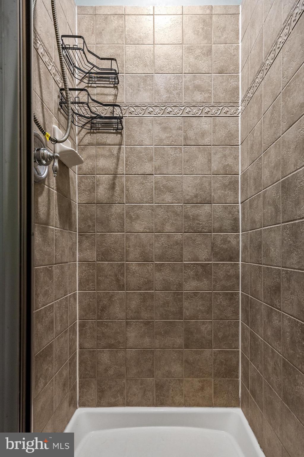 5 River Lane Delanco, NJ 08075 - Photo 13 of 26 a bathroom with a bathtub