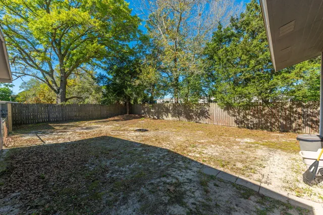 a view of a backyard