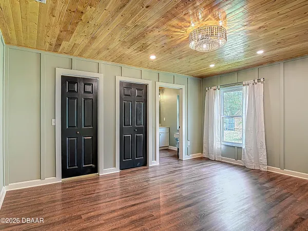 a view of a house with backyard and garden