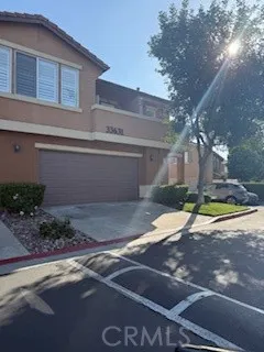 a view of a house with yard and garage