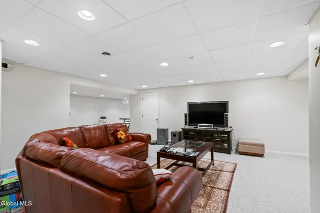 $839,000 | 321 St Ann Drive, Niskayuna, NY 12309