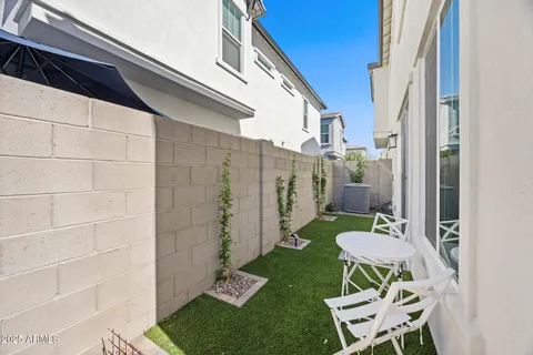 a view of back yard of the house