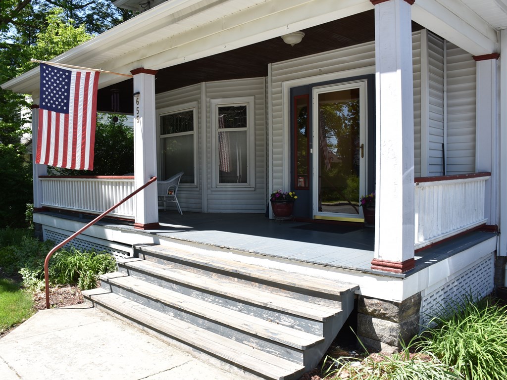 655 Chestnut Street Meadville, PA 16335 - Photo 4 of 43 a view of house with small porch