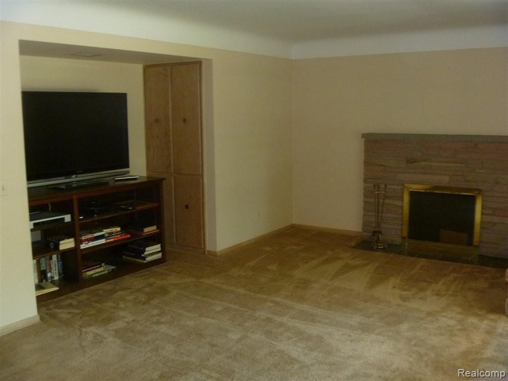 215 William Road Rochester, MI 48307 - Photo 3 of 20 photo2.jpg.JPG