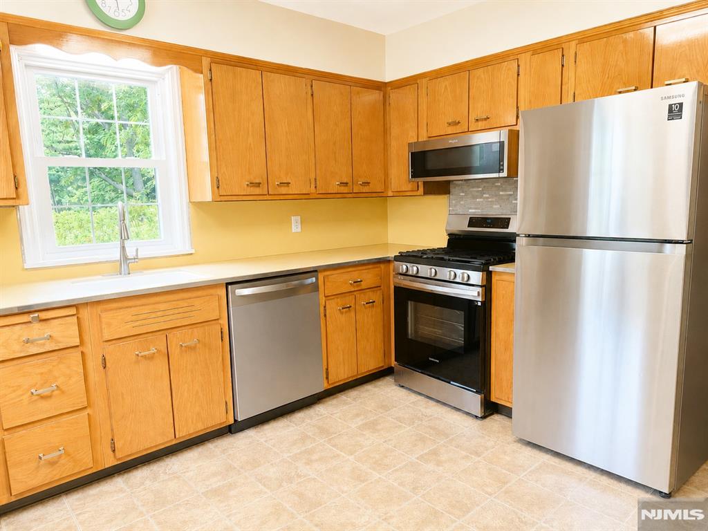 310 Kenilworth Road Ridgewood, NJ 07450 - Photo 2 of 8