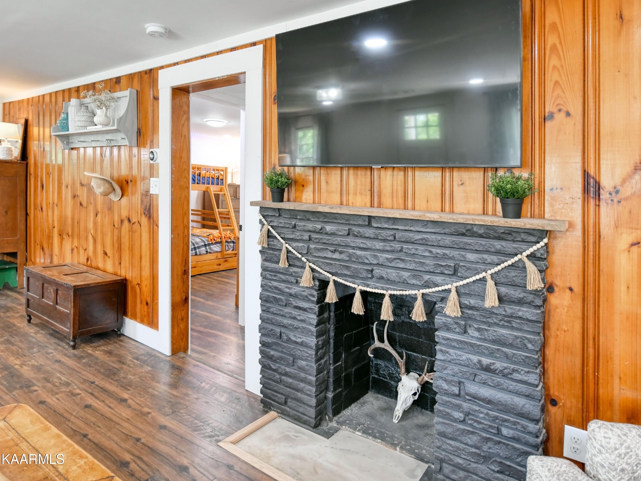 679 Blockhouse Valley Road Clinton, TN 37716 - Photo 17 of 45 a room with wooden floor and windows