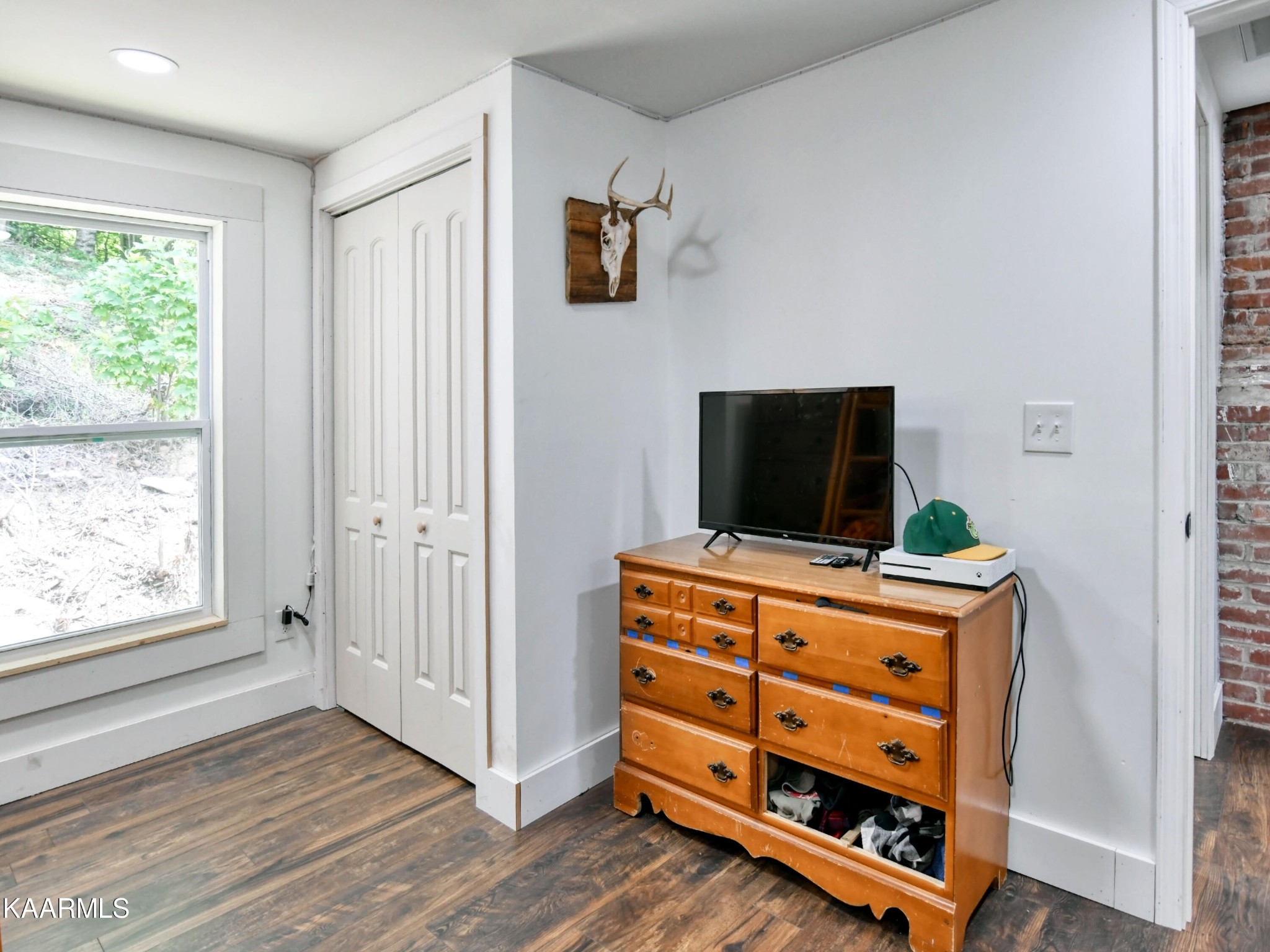 679 Blockhouse Valley Road Clinton, TN 37716 - Photo 19 of 45 a room with wooden floor and furniture