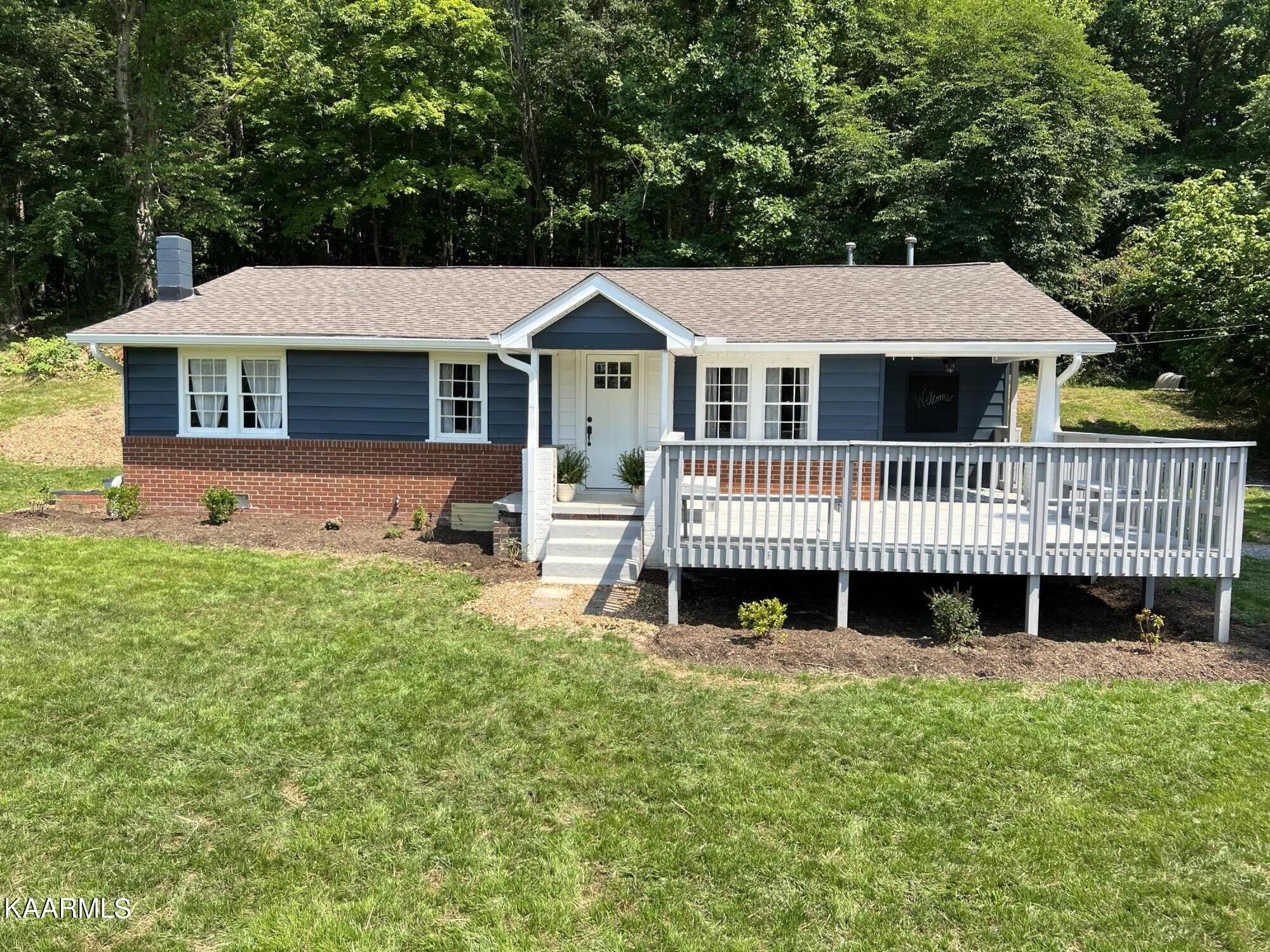 679 Blockhouse Valley Road Clinton, TN 37716 - Photo 2 of 45 a front view of a house with garden