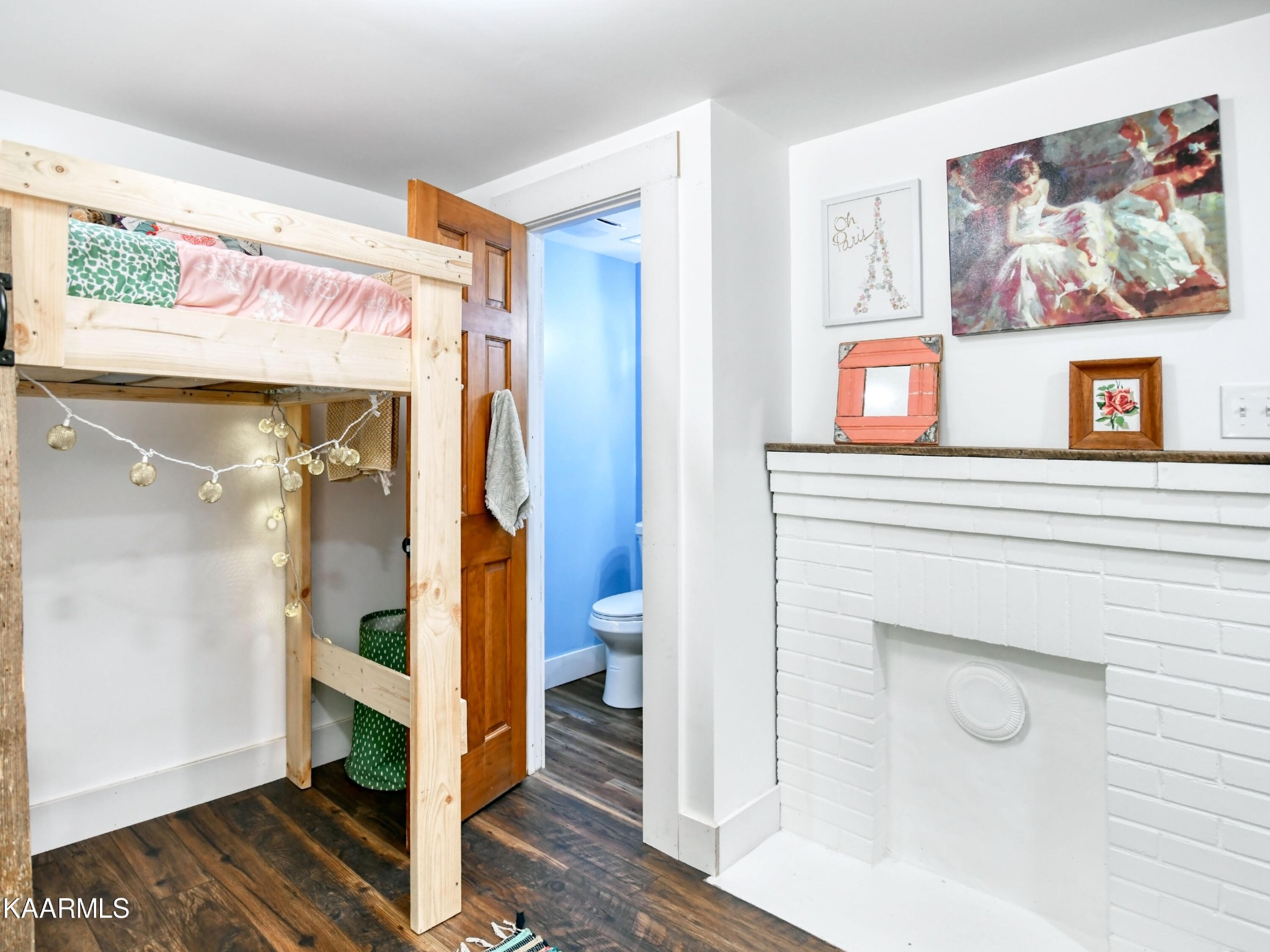 679 Blockhouse Valley Road Clinton, TN 37716 - Photo 21 of 45 a view of a hallway with paintings on the wall