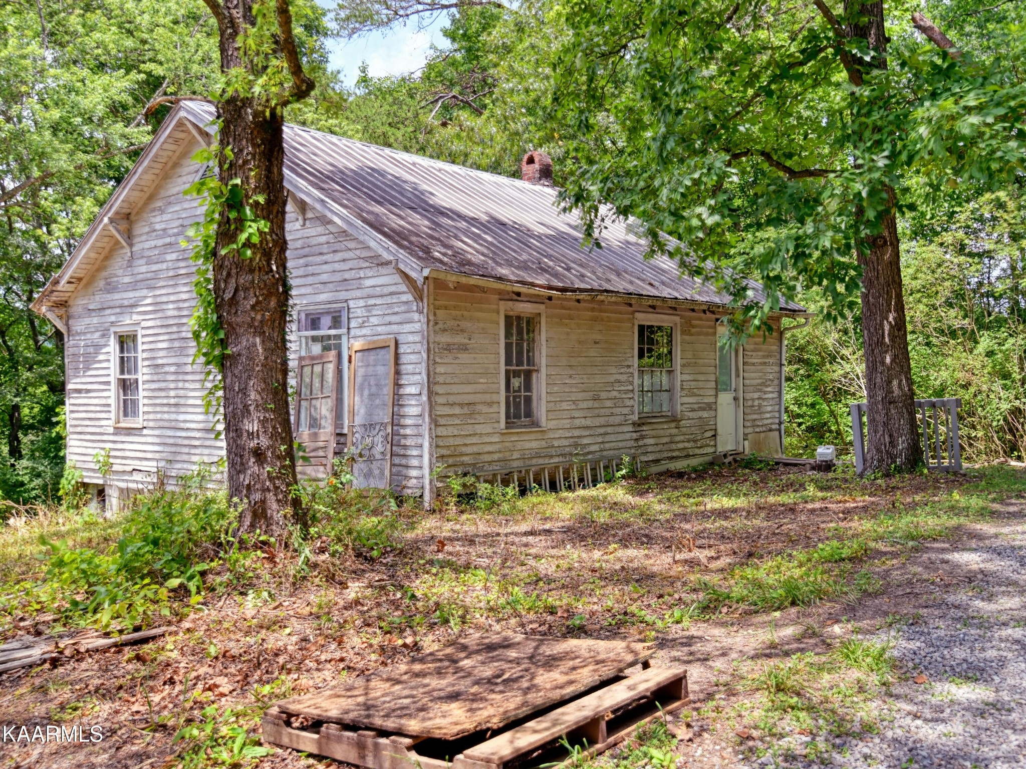 679 Blockhouse Valley Road Clinton, TN 37716 - Photo 31 of 45 a backyard of a house with lots of green space