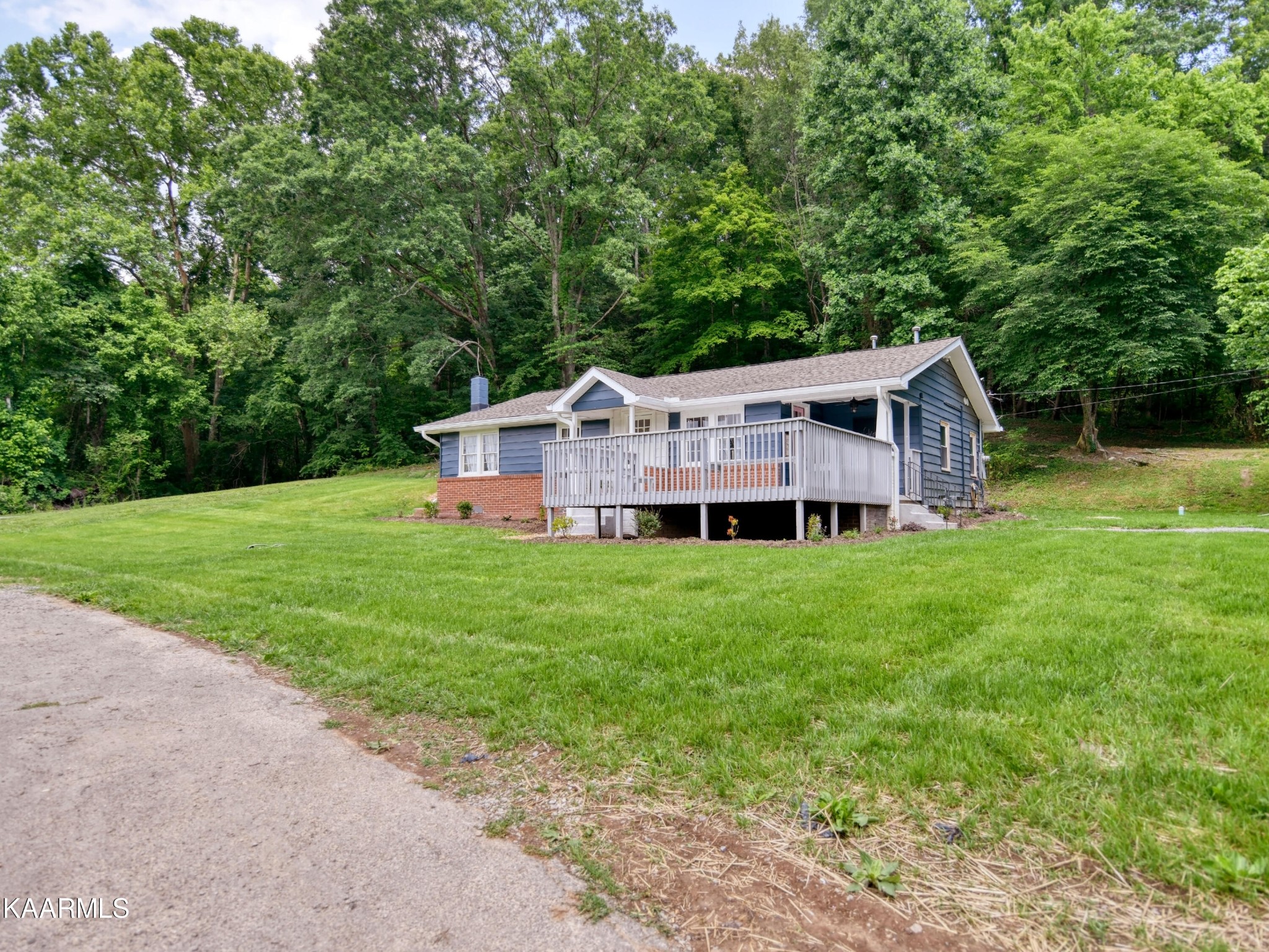 679 Blockhouse Valley Road Clinton, TN 37716 - Photo 38 of 45 a view of a house with backyard and garden