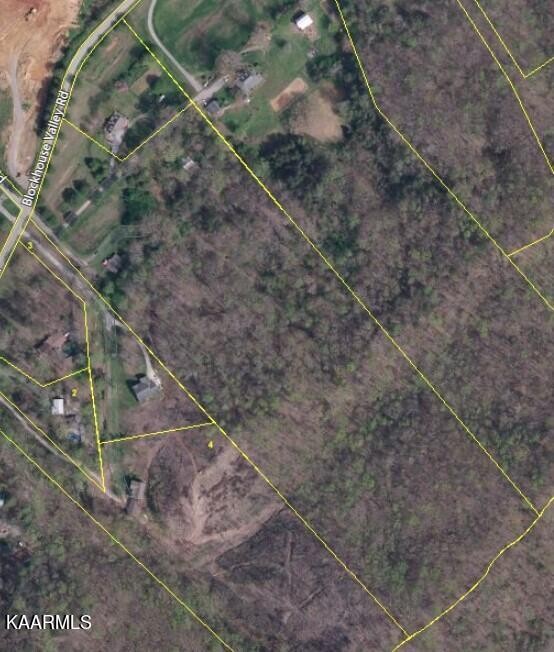 679 Blockhouse Valley Road Clinton, TN 37716 - Photo 44 of 45 a backyard of a house