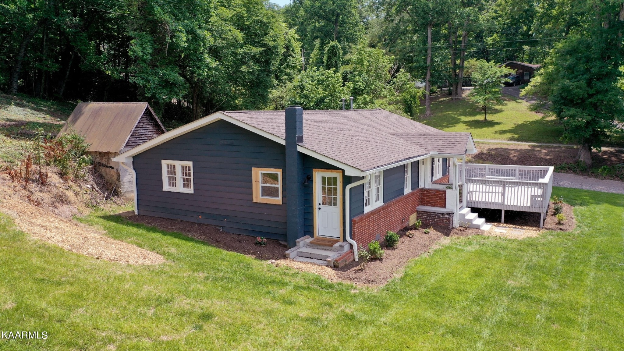 679 Blockhouse Valley Road Clinton, TN 37716 - Photo 8 of 45 front view of a house with a yard