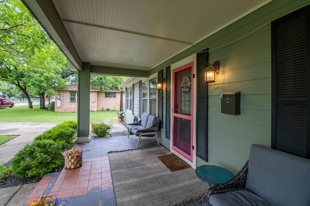 133 Travis Street Kerrville, TX 78028 - Photo 6 of 28