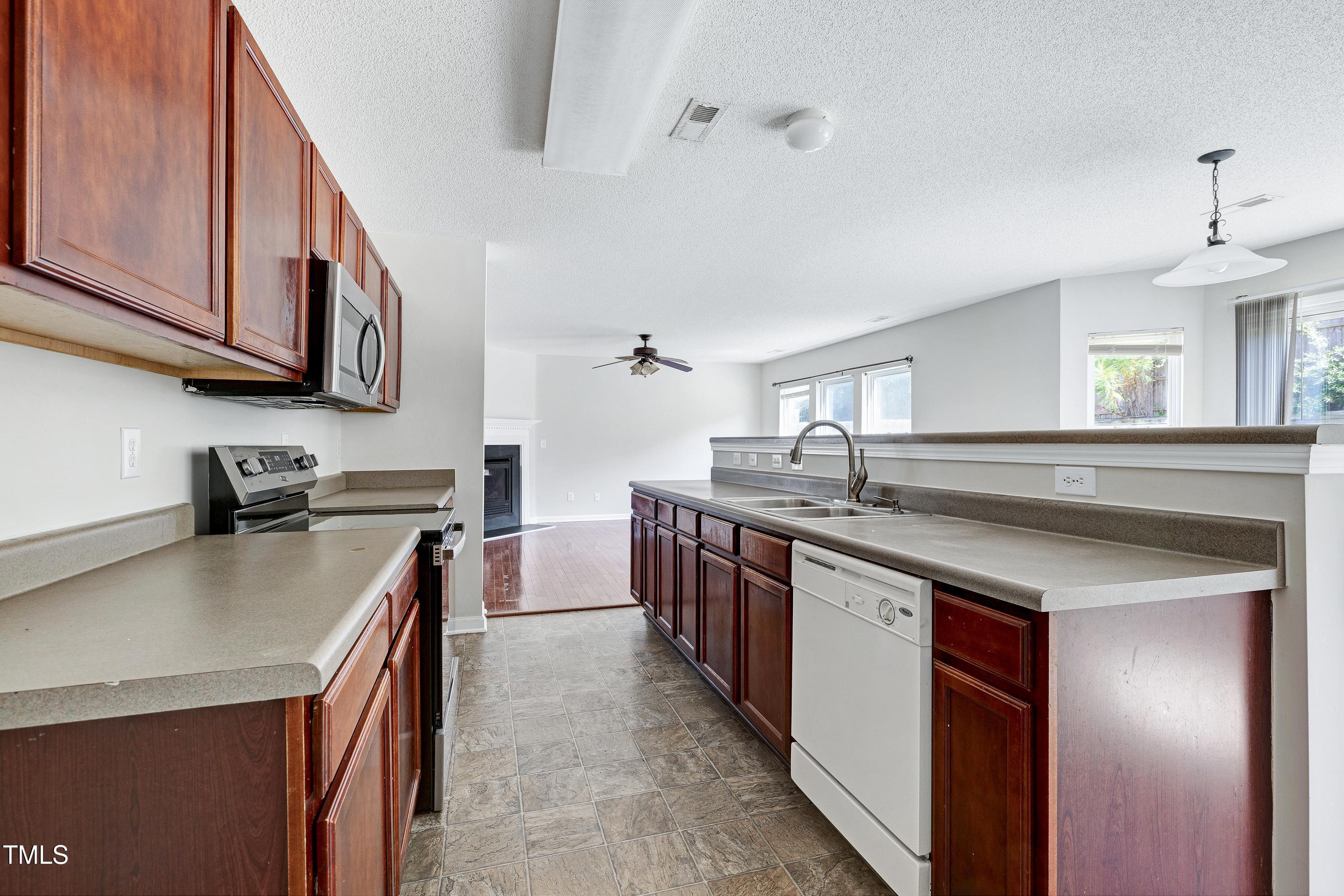 2817 Roundleaf Court Raleigh, NC 27604 - Photo 7 of 37 Scene-16