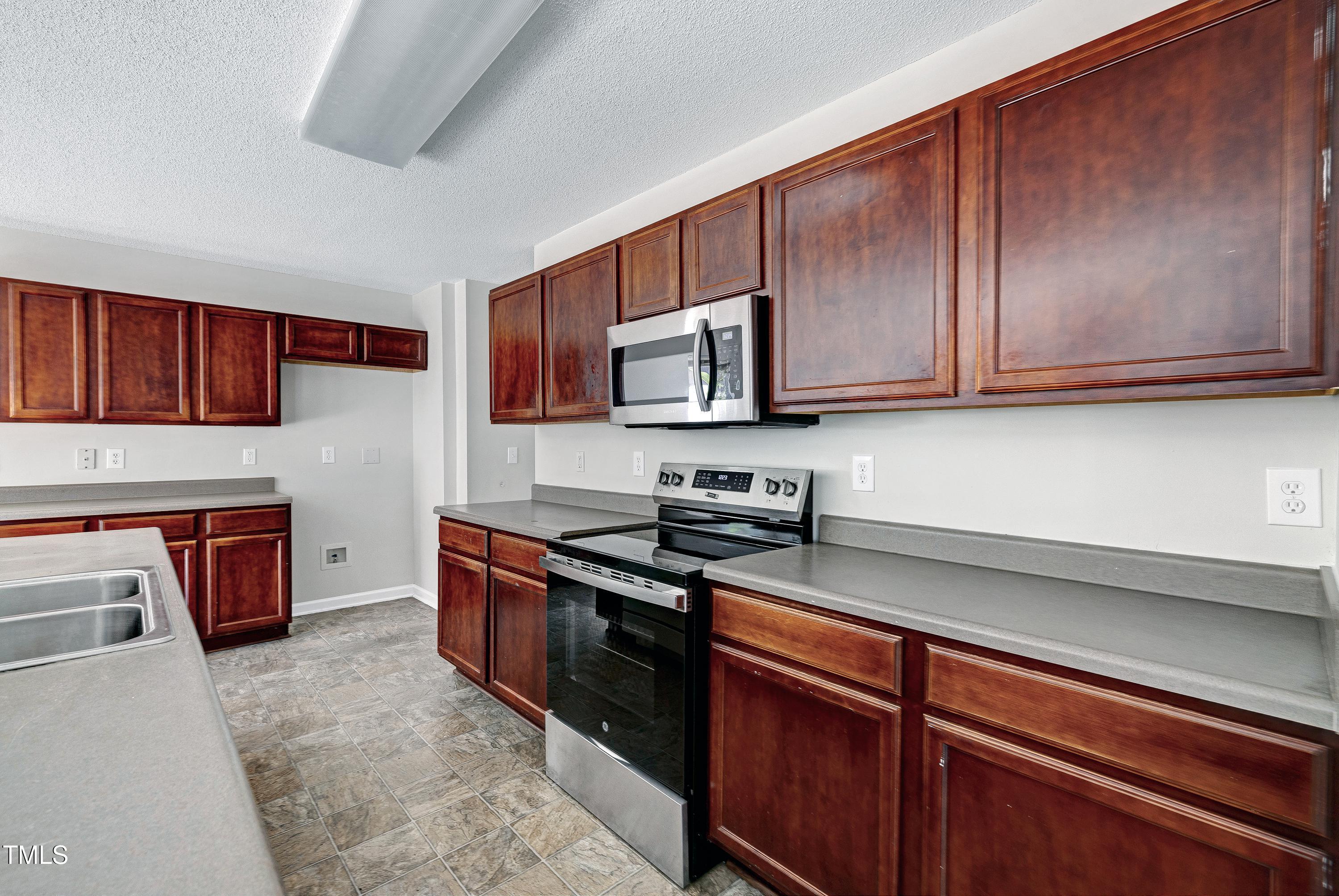 2817 Roundleaf Court Raleigh, NC 27604 - Photo 8 of 37 Scene-21