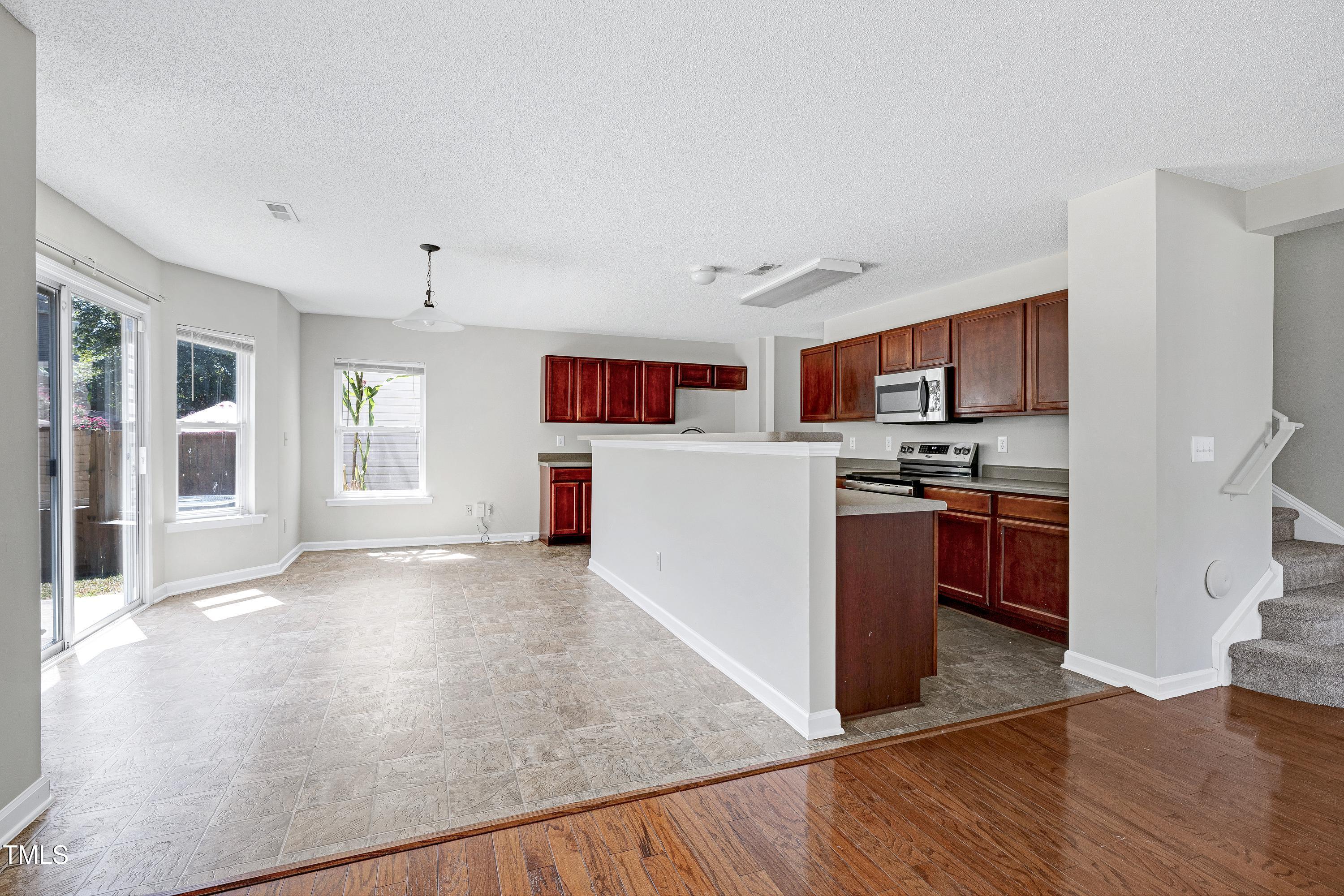 2817 Roundleaf Court Raleigh, NC 27604 - Photo 9 of 37 Scene-14