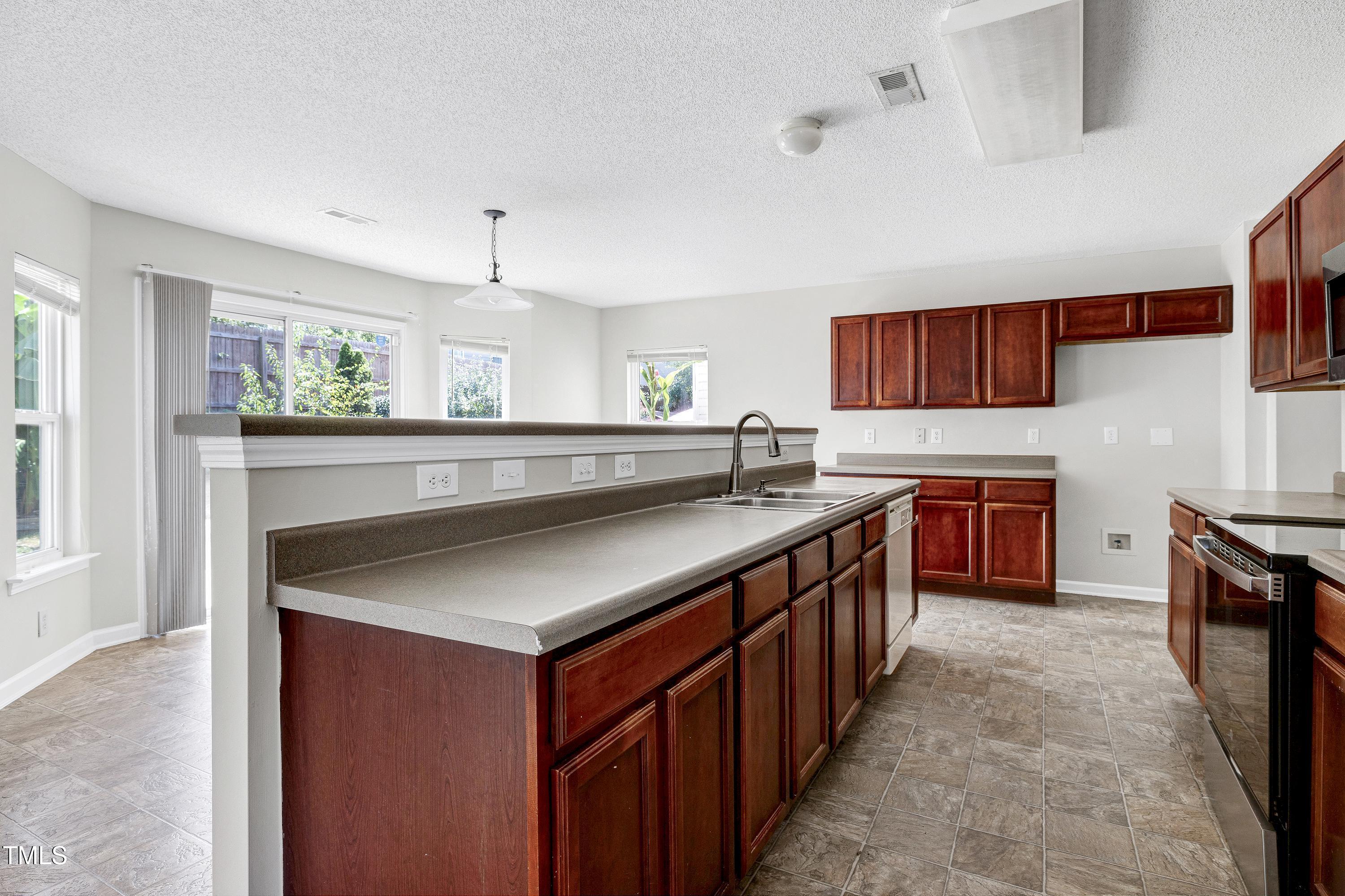 2817 Roundleaf Court Raleigh, NC 27604 - Photo 10 of 37 Scene-20