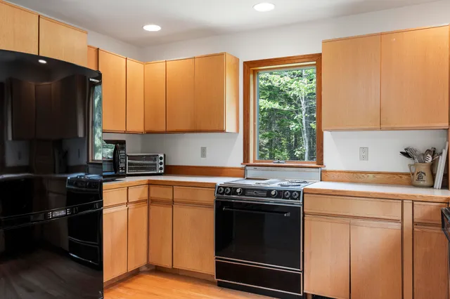 $499,000 | 11 Youngs Road, Southport, ME 04576