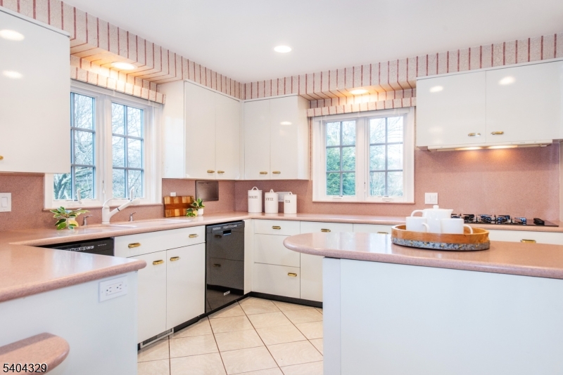 112 Heller Way Montclair, NJ 07043 - Photo 10 of 49