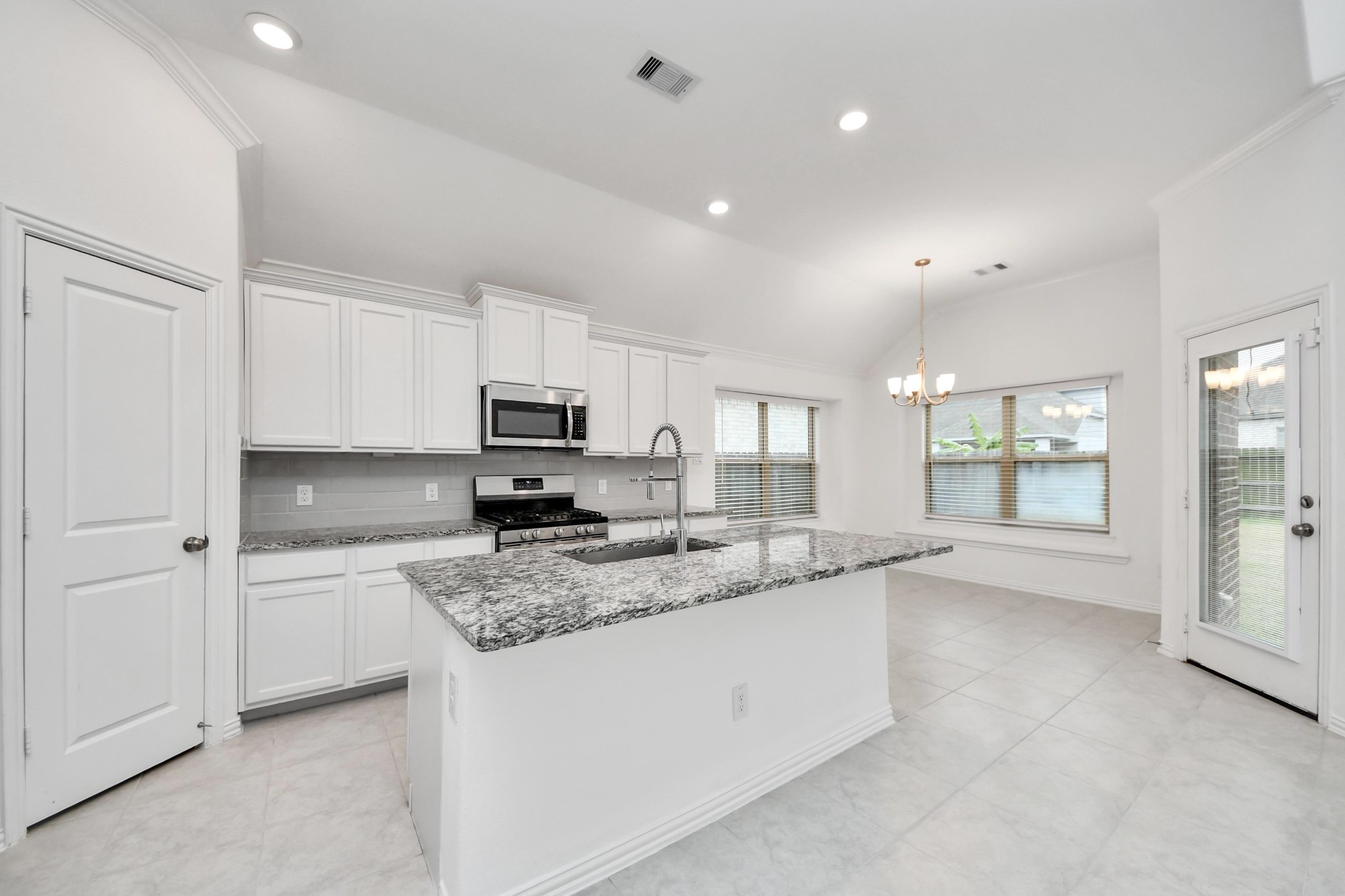 11918 Red Admiral Road Humble, TX 77346 - Photo 13 of 50 Kitchen