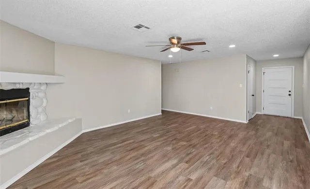 $2,100 | 1505 West Collin Street, Corsicana, TX 75110