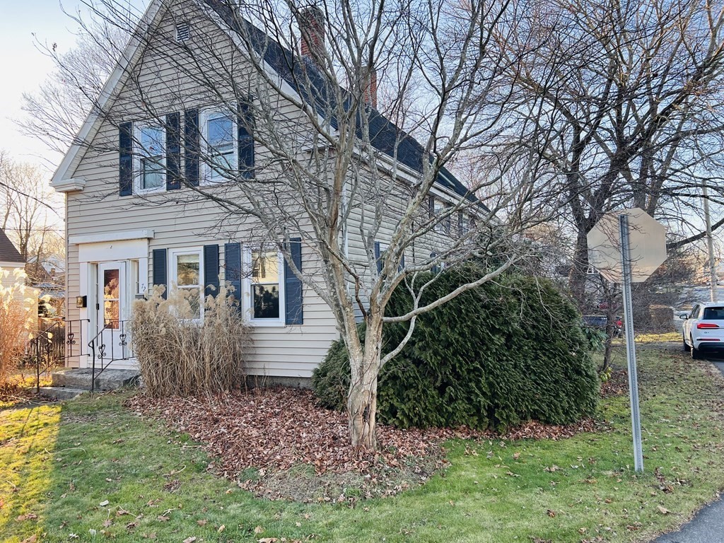 a view of house with a yard