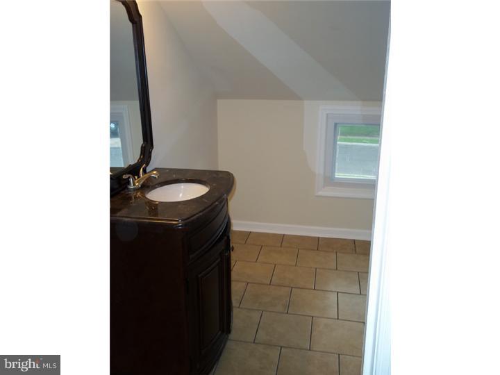 11 Goldengate Road Levittown, PA 19057 - Photo 10 of 25 Gallery Image 10