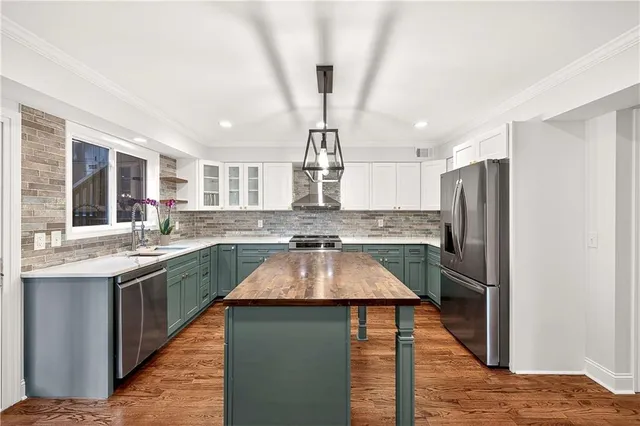 $645,000 | 210 Lakeview Ridge West, Roswell, GA 30076