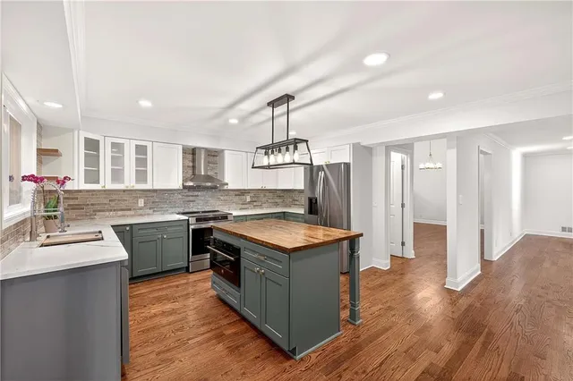 $645,000 | 210 Lakeview Ridge West, Roswell, GA 30076