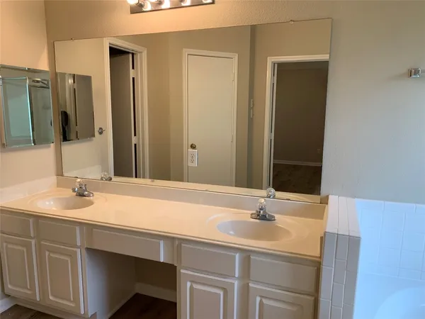$2,050 | 3611 Stratford Town Lane, Sugar Land, TX 77498