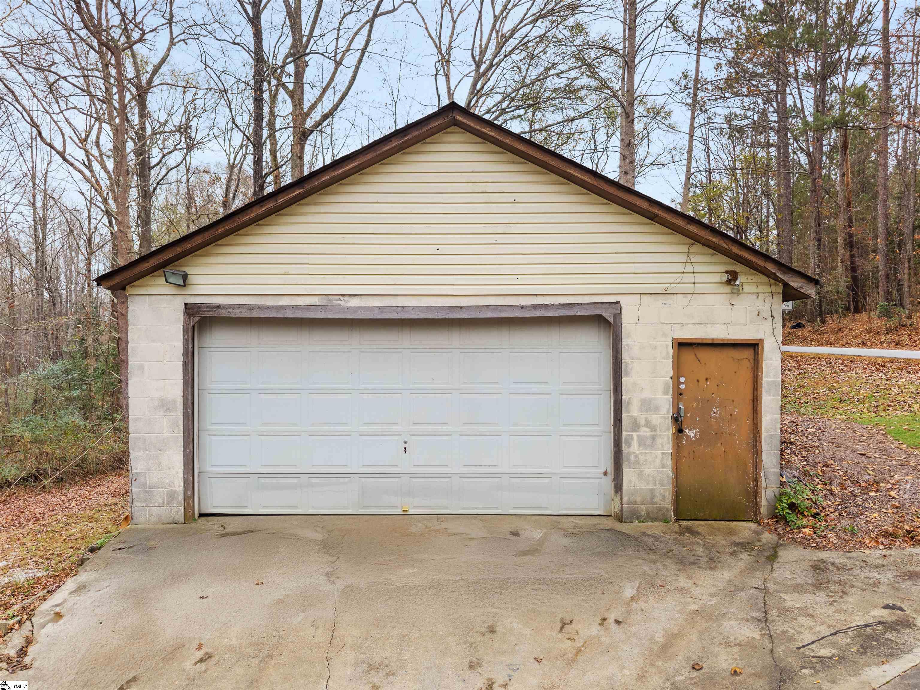 1016 Lee Vaughn Road Simpsonville, SC 29681 - Photo 12 of 41 Gallery Image 12
