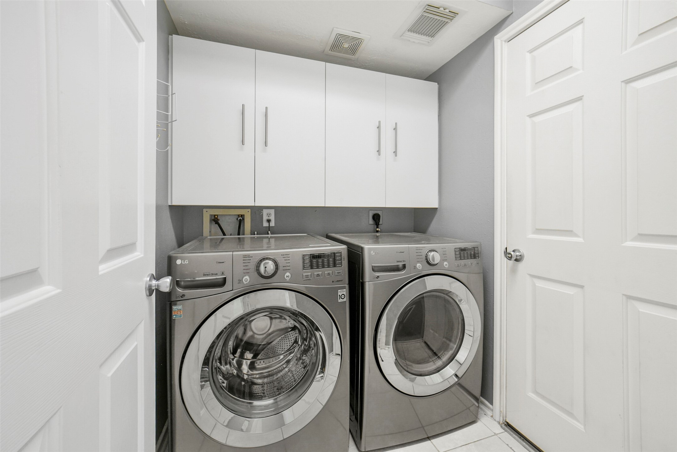 38 Tallow Hill Place Spring, TX 77382 - Photo 19 of 50 a utility room with dryer and washer
