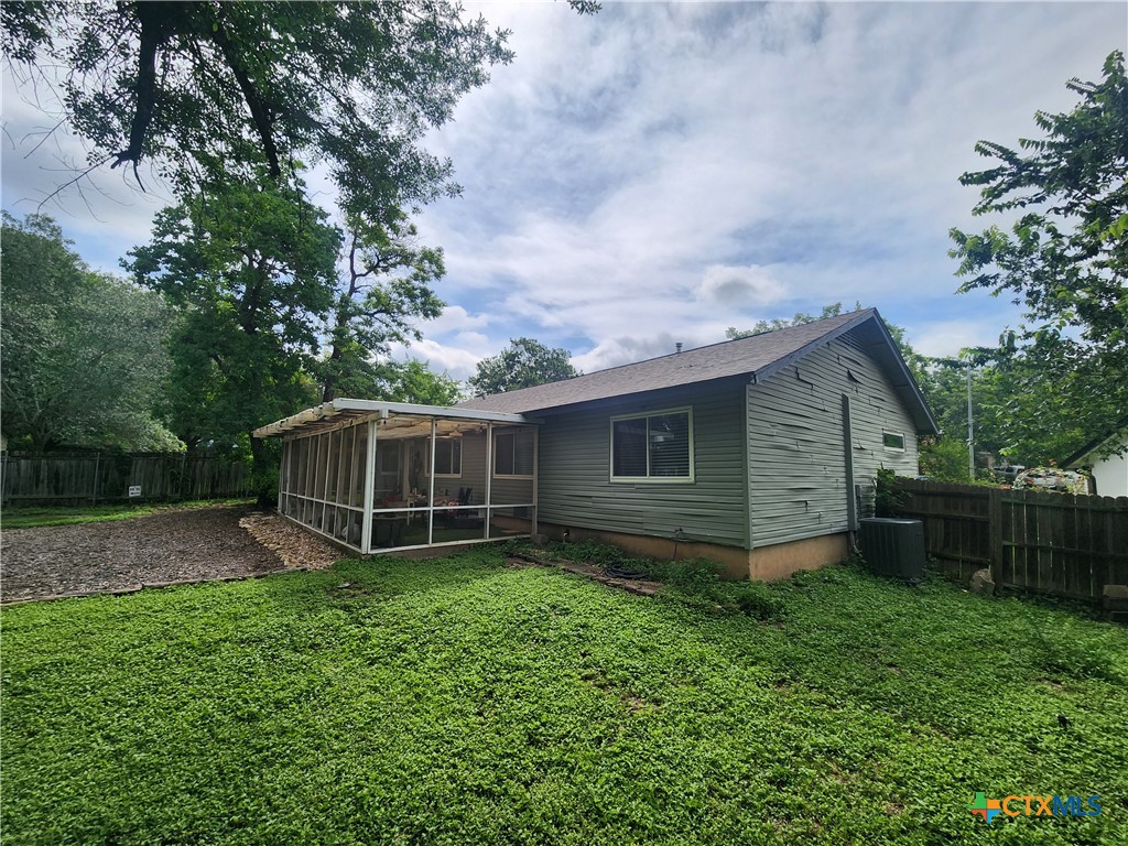 5222 Pine Place Austin, TX 78744 - Photo 11 of 21