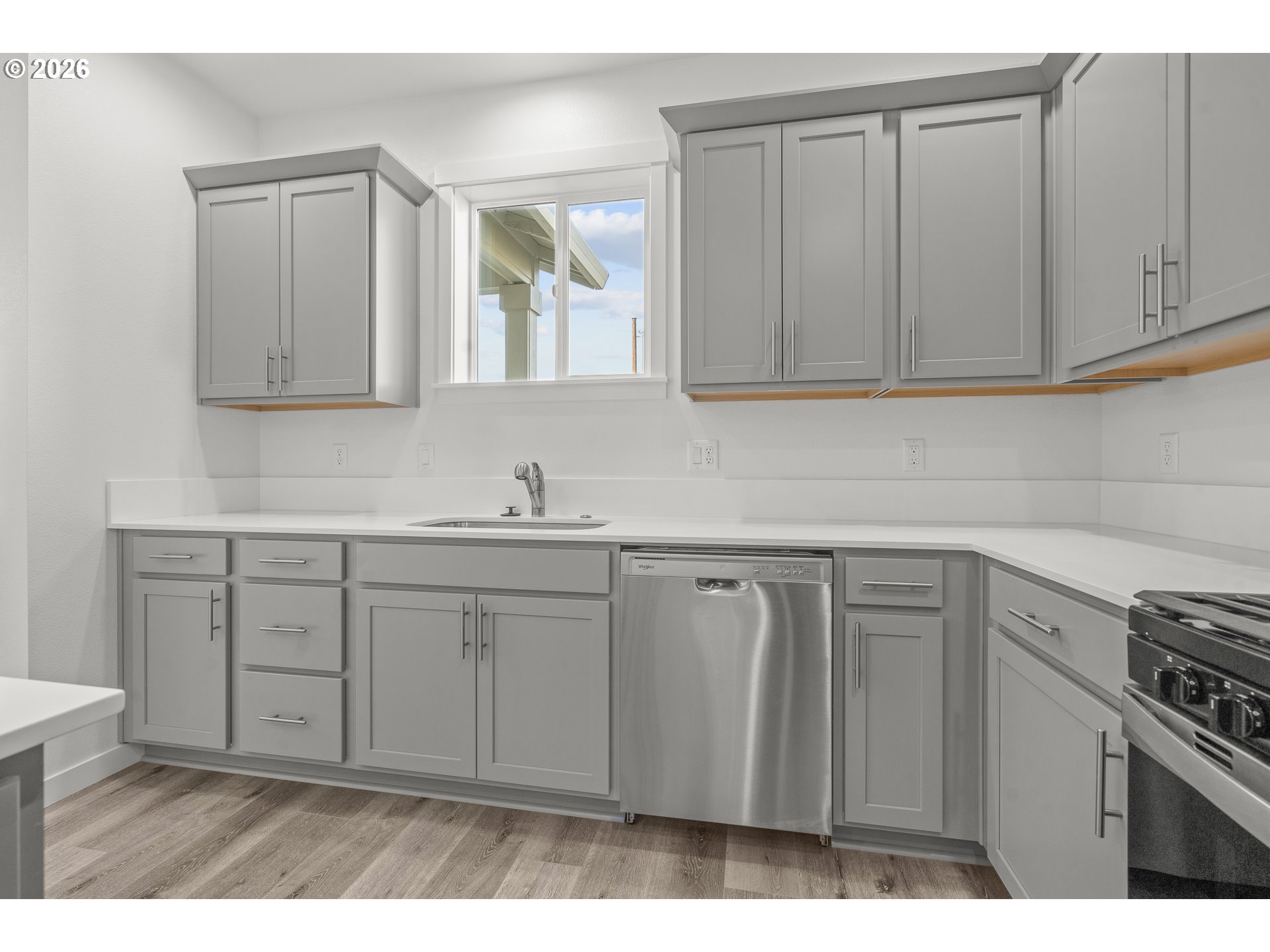 673 Parker Loop Silverton, OR 97381 - Photo 20 of 37 a kitchen with white cabinets