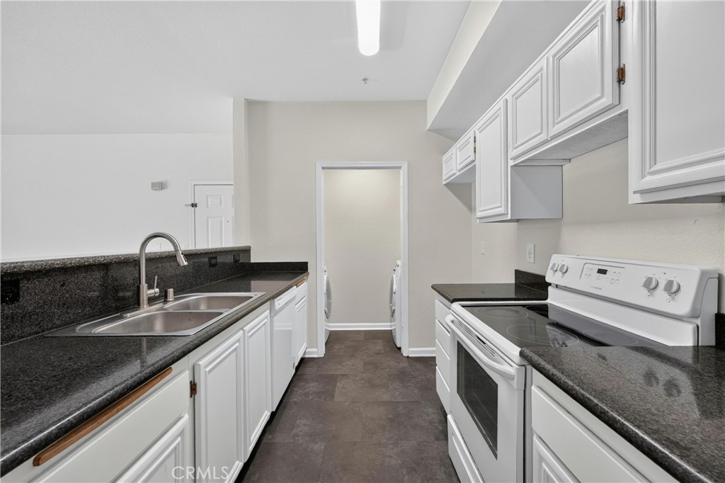 375 Central Avenue, Unit 190 Riverside, CA 92507 - Photo 11 of 73 Kitchen